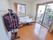部屋は角部屋になっている。窓が大きくとられているので陽当たりがよく快適に過ごせる。ハンガーラックとベッドも用意されている。