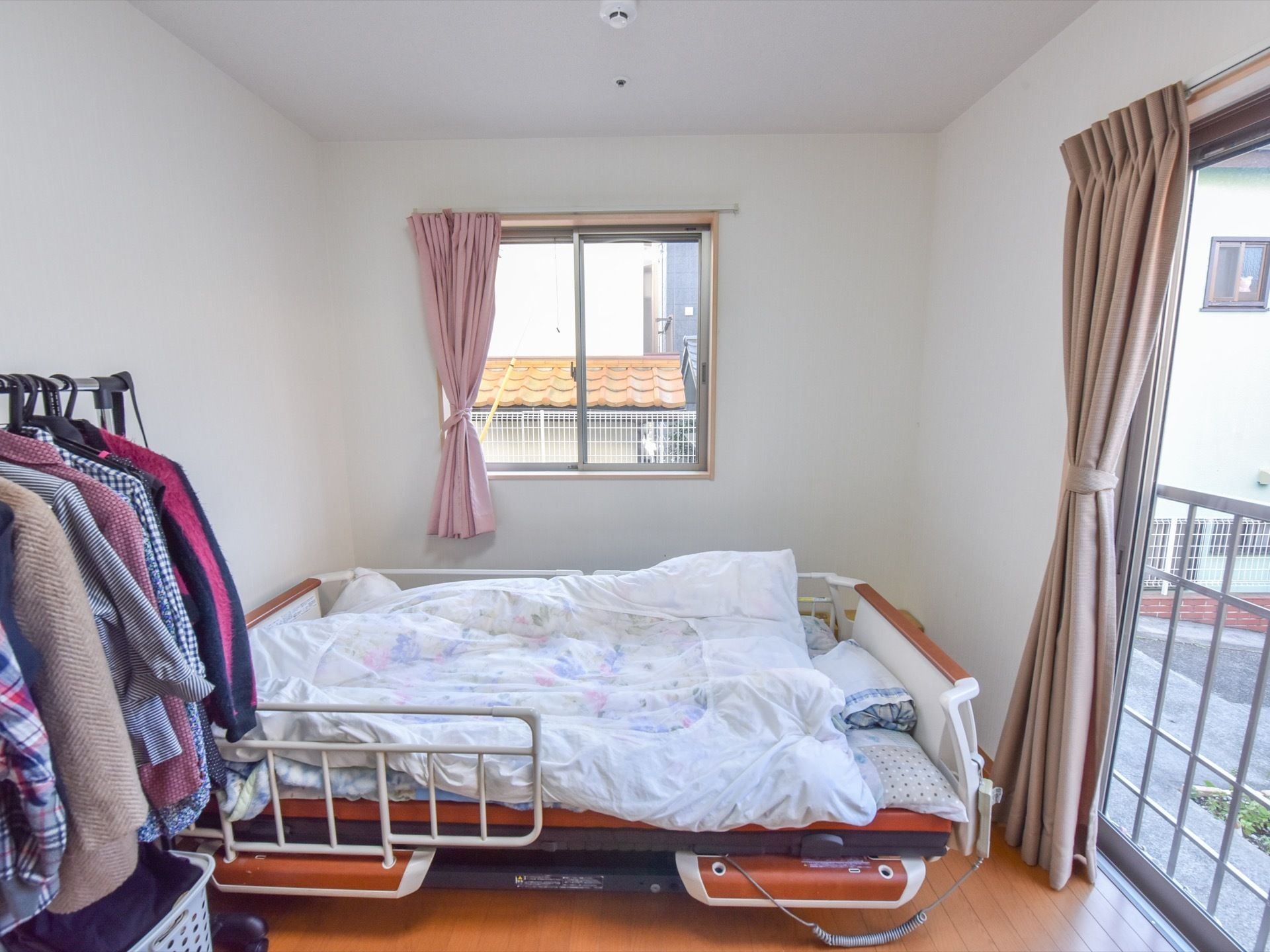 居室には、介護用ベッドが設置されており、スイッチにより起き上がりの動作の補助が行えるため、入居者様の負担軽減となる。