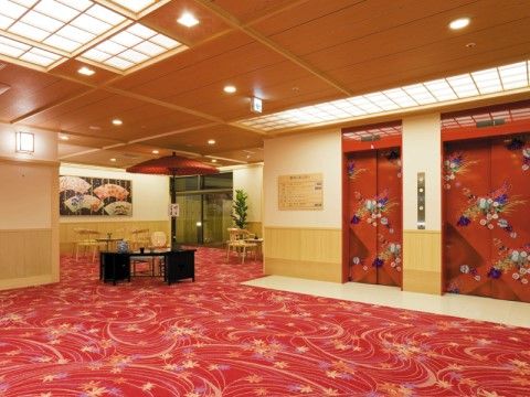 温泉旅館を思わせる広々とした高級感漂うエントランスホール