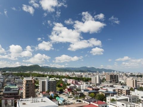 天気の良い日に上階の居室や共有スペースの窓から見渡せる景色