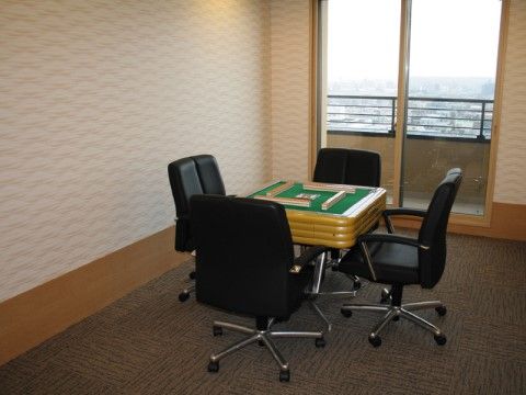 窓から街並みが一望できる部屋に、マージャン卓が設置されている。落ち着いた色合いの部屋の中で趣味に興じることができる。