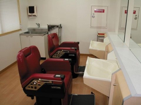 一階にある理美容室には、鏡と洗面台の付いた専用の椅子が２つ並んでいる。足を乗せる台もあるので、楽に座れる。