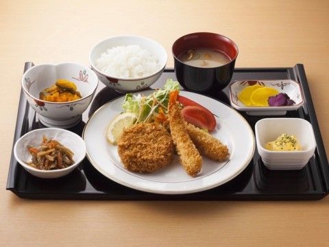 メインにエビフライとコロッケ、小鉢にキンピラといった和洋食メニューの食事