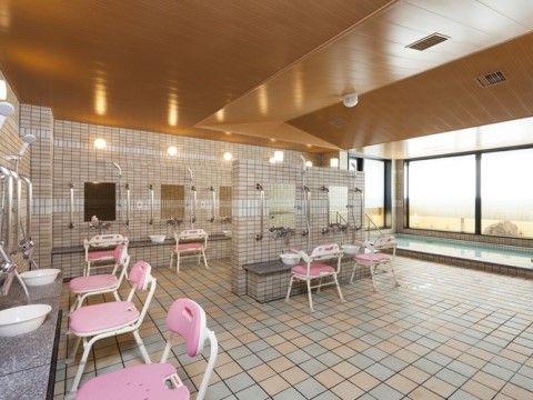 広々とした清潔感のある浴室である。シャワースペースには椅子を設置しており、座りながら安全に体を洗うことができる。