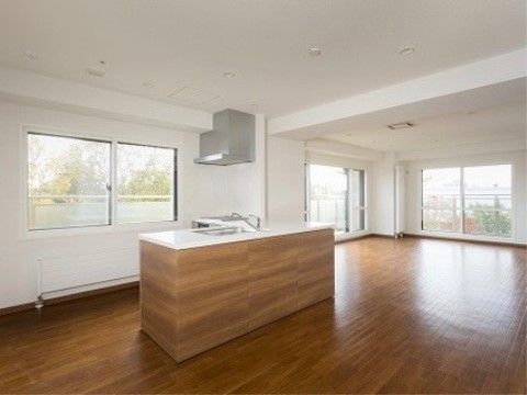 窓が大きく、外の景色を楽しみながら過ごすことができるスペースである。清潔感がある広々とした空間になっている。