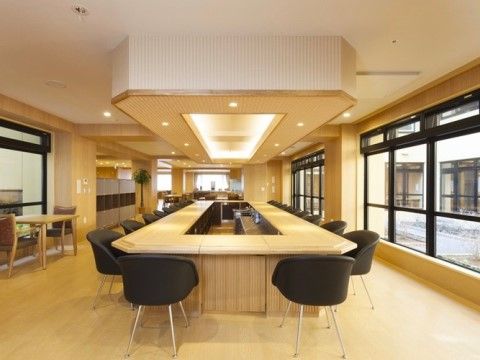 カウンターテーブルを設置した明るいバーラウンジである。大勢で会話を楽しみながらくつろぐことができるスペースである。