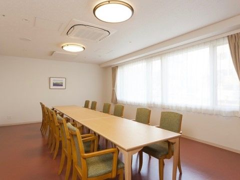 窓があり光が差し込む明るいスペースである。広々としており、車椅子をご利用の方も安全に移動することができる。
