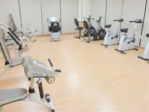 広いスペースにトレーニング機器を設置している。自分のペースで体を動かすことができ、リハビリなどに利用することができる。