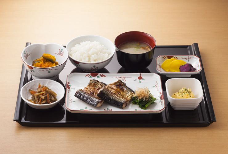 焼き魚やきんぴらごぼうとかぼちゃの煮物、ごはんと味噌汁がセットになった和食