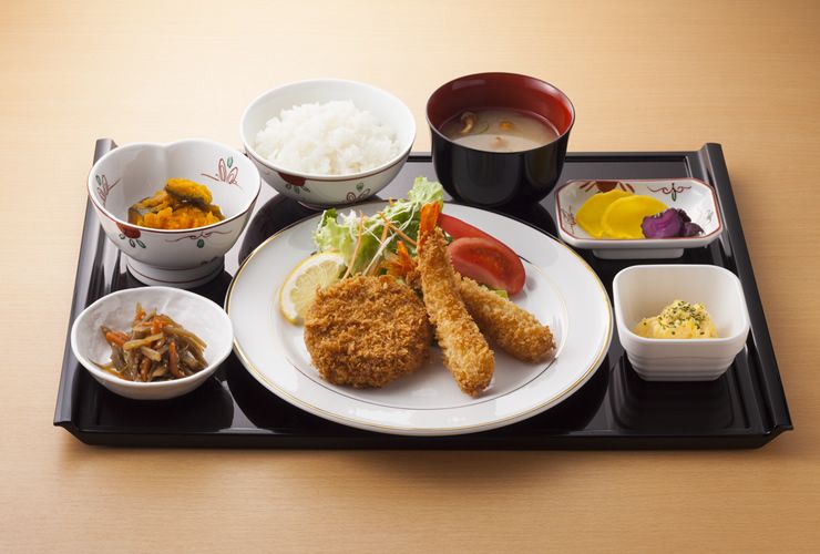 ミックスフライときんぴらごぼうとかぼちゃの煮物、ごはんと味噌汁のセット