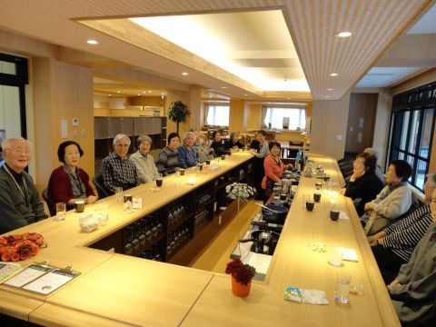 落ち着いた雰囲気のバーラウンジでティータイムを楽しむ入居者の皆様