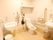 温水洗浄機能付きのトイレで、便器両サイドに手すりが設置されている。洗面台が備えつけられており、ハンドソープが用意されている。