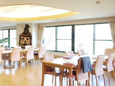 食堂は壁一面に窓が付いた明るい空間となっている。外の景色を堪能しながら、入居者様同士向かい合って食事を摂っていただける。