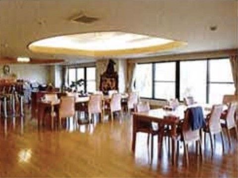 日照や空調に配慮された開放的な食堂では、お食事以外にもレクリエーションや行事など、用途に合わせてご利用になれる。
