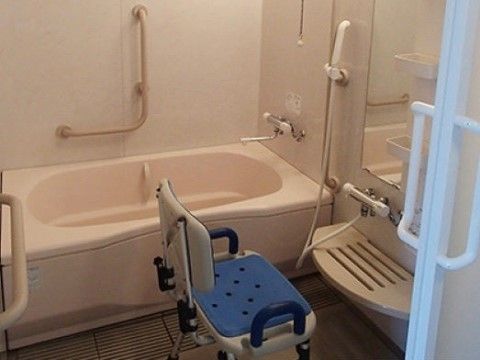 居室には浴室が付いているので、時間を気にせずゆったりと入浴タイムを満喫していただける。足腰に負担のかからないシャワーチェアが用意されている。
