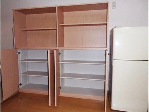 キッチンの脇には、複数の段に別れた収納棚が配置されている。食器や食料品、小物など何でもすっきりと収納することができる。