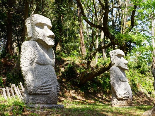 モアイ像に囲まれた老人ホーム