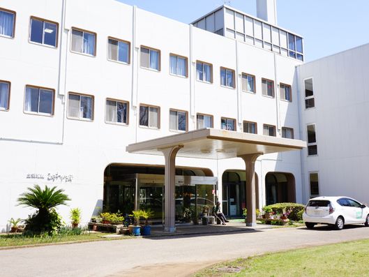 玄関と老人ホームの外観