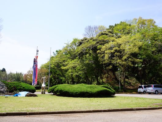 広い中庭と駐車場