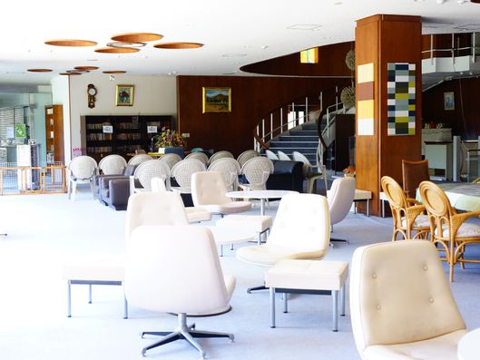 フロア内階段のあるラウンジ