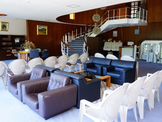 椅子の並べられたラウンジ