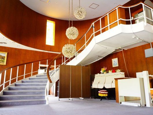 ラウンジにあるフロア内階段