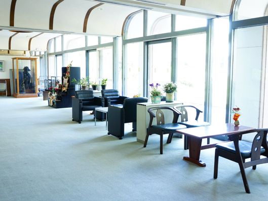 白と黒を基調としたロビー