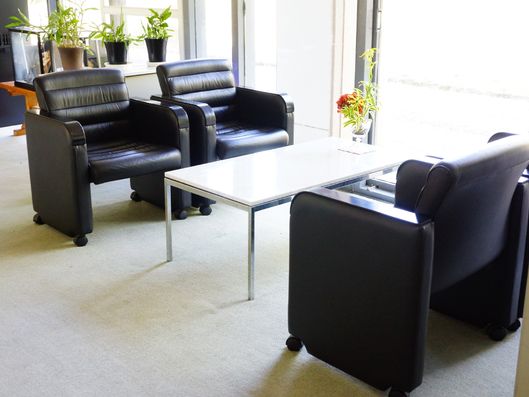 ロビーのソファーとテーブル