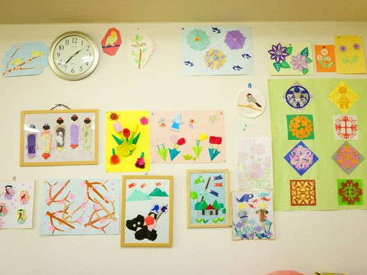 壁に飾られた作品