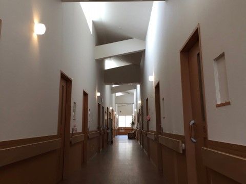 共用廊下の奥には長いソファーが設置されており、入居者様が通行の際に休憩したり談笑したりすることができる。