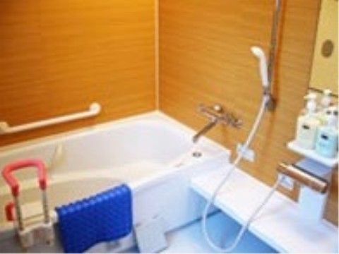 浴槽にはピンク色の取っ手で後付けの安全バーが設置されており、入居者様はそれを握りながら安全に入浴することできる。