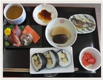 刺身の盛り合わせと太巻き寿司のセット