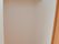 居室クローゼットの上には棚がついていてその下にハンガー掛けができるようにバーがついている。壁と棚は白になっている。