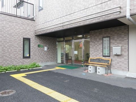 「住宅型有料老人ホーム Jsハウス川越新宿」正面入り口。館内は、安心のバリアフリー設計です。