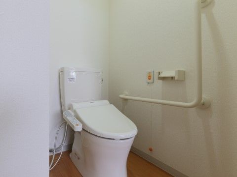 「住宅型有料老人ホーム Jsハウス川越新宿」トイレ。居室にあるので、お好きな時にご使用できますよ。