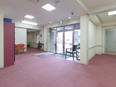「住宅型有料老人ホーム Jsハウス川越新宿」玄関ホール。バリアフリー設計のため、安心した生活を送れます。