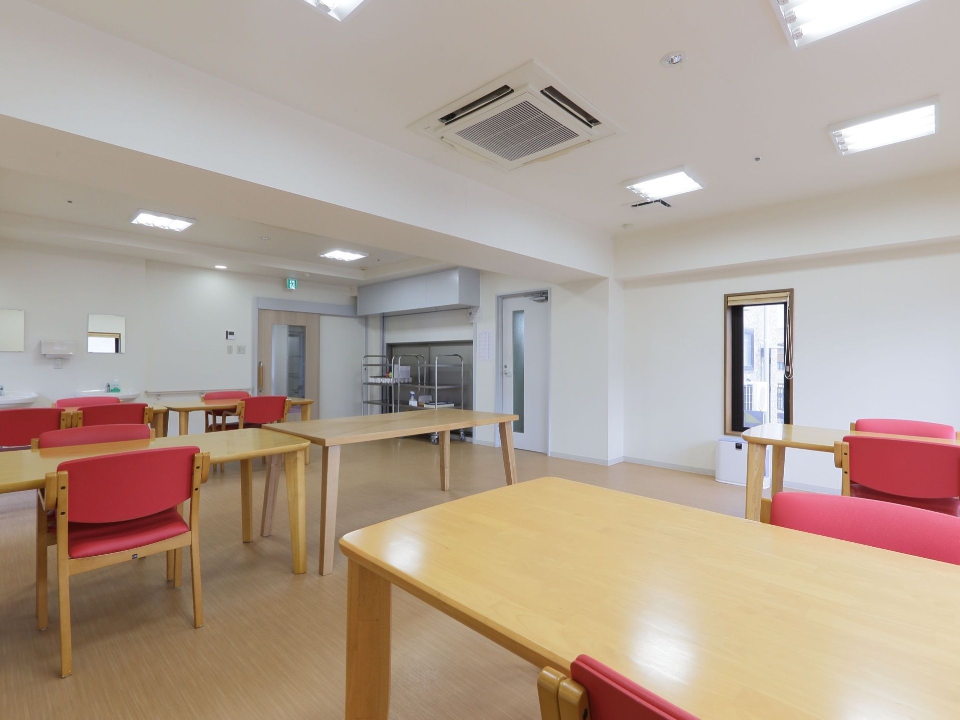 入居者らが日々の食事を取るための食堂。介護職員が行き来するためにスペースに余裕をもって作られている。