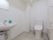 共用設備として用意されている個室トイレの室内。洗面台の水道は下に四角いヒーター付きで、給湯能力がある。