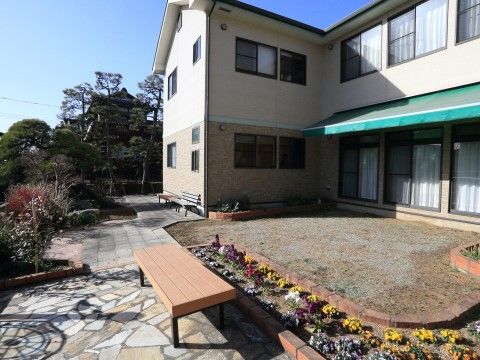 「グループホームひなた」の庭。季節の草花を育てている。