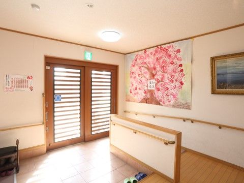 「グループホームひなた」の玄関。明るい自然光が差し込む玄関。