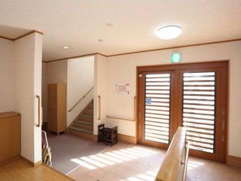 「グループホームひなた」の玄関。広々とした開放感のある玄関。