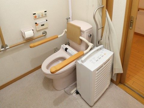 「グループホームひなた」のトイレ。動作を補助する手すりを設けている。