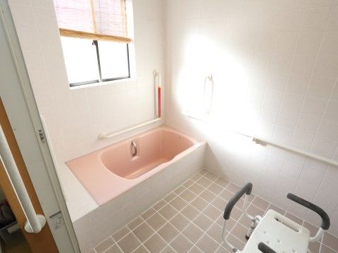 「グループホームひなた」の浴室。明るい窓のある浴室。