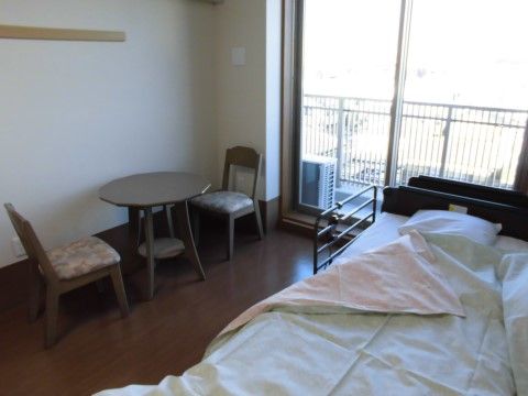 大きな窓からベランダに出ることができる、個室の居室
