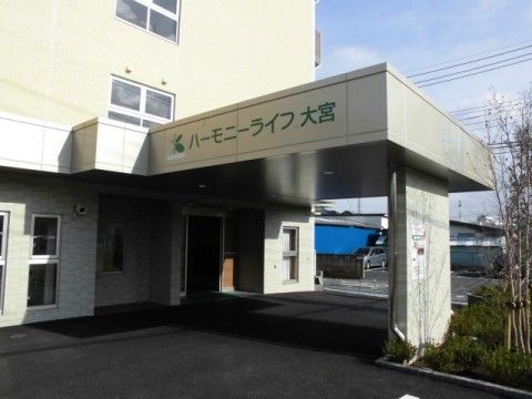 エントランス周辺は、十分なスペースのあるバリアフリー仕様である。大きな屋根があるので、雨が降り込んで濡れる心配がない。