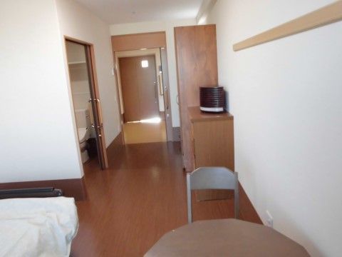 廊下一帯はバリアフリー仕様なので、居室の入口との段差がない。車椅子をご利用の方でもスムーズに乗り入れができる。