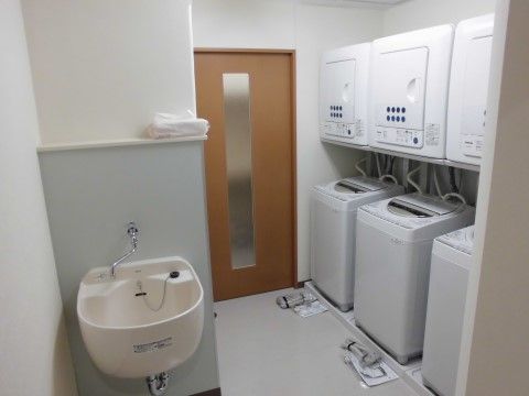 施設内には、洗濯室を完備している。全自動洗濯機と乾燥機がそれぞれ３台ずつ設置されているので、順番を待つことなく使用できる。