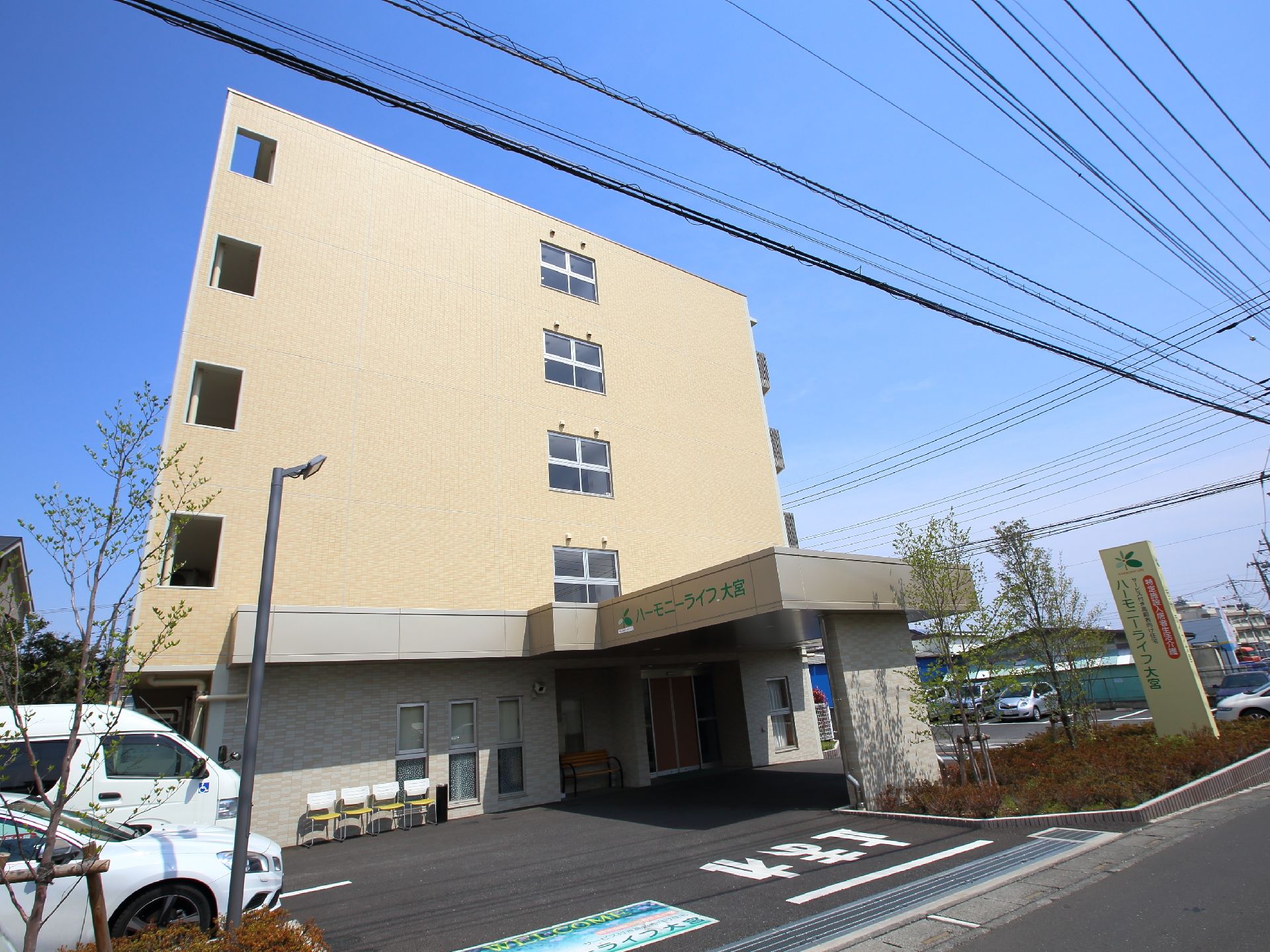 施設は一階がグレーの壁、二階から五階まではベージュの壁になっている。一階の玄関上には施設名が大きな字で書いてある。