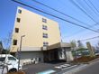 施設は一階がグレーの壁、二階から五階まではベージュの壁になっている。一階の玄関上には施設名が大きな字で書いてある。