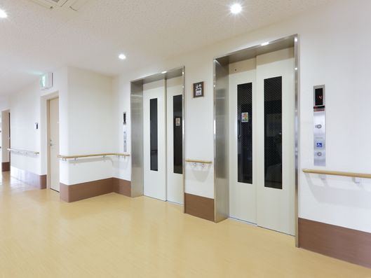 ガラス窓のついたエレベーター